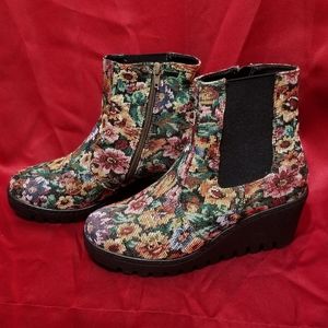 Muk luks Women's short ankle Boots Size 7.5 multi color floral print